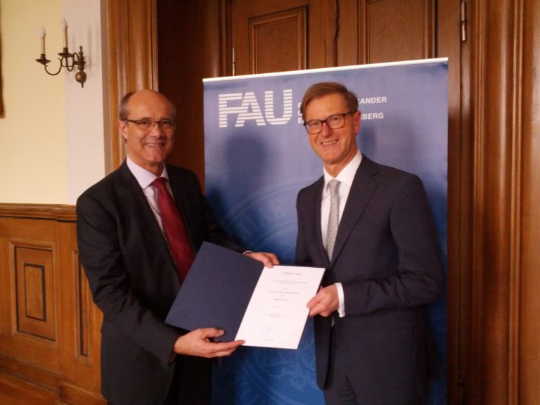 Professor Dr. Stefan Asenkerschbaumer (stellv. Vorsitzender der Robert Bosch GmbH) zum Honorarprofessor der FAU ernannt