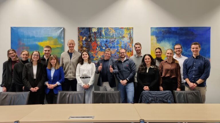 Dr. Roland Busch, President and CEO of Siemens AG,  at FAU-WiSo for final seminar presentations